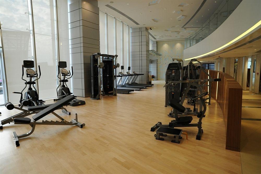 הונג קונג Nina Hotel Tsuen Wan West מראה חיצוני תמונה The gym at the Ritz-Carlton, Dubai
