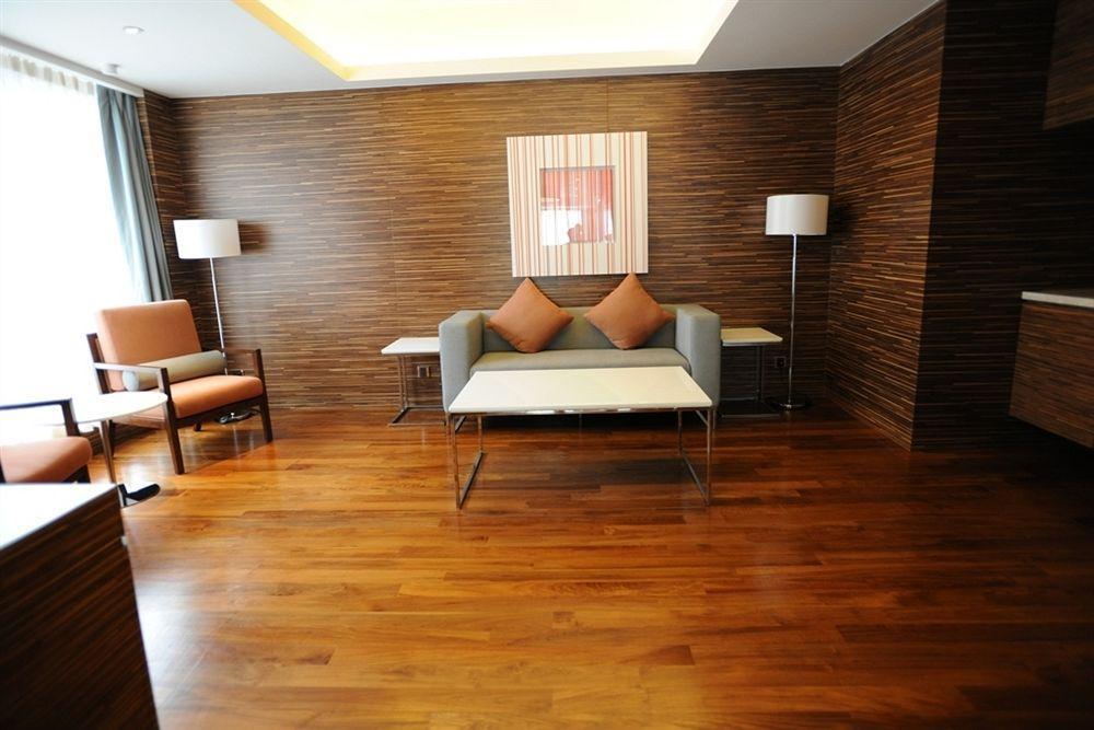 הונג קונג Nina Hotel Tsuen Wan West מראה חיצוני תמונה A living room in a suite at the Mandarin Oriental, Hong Kong