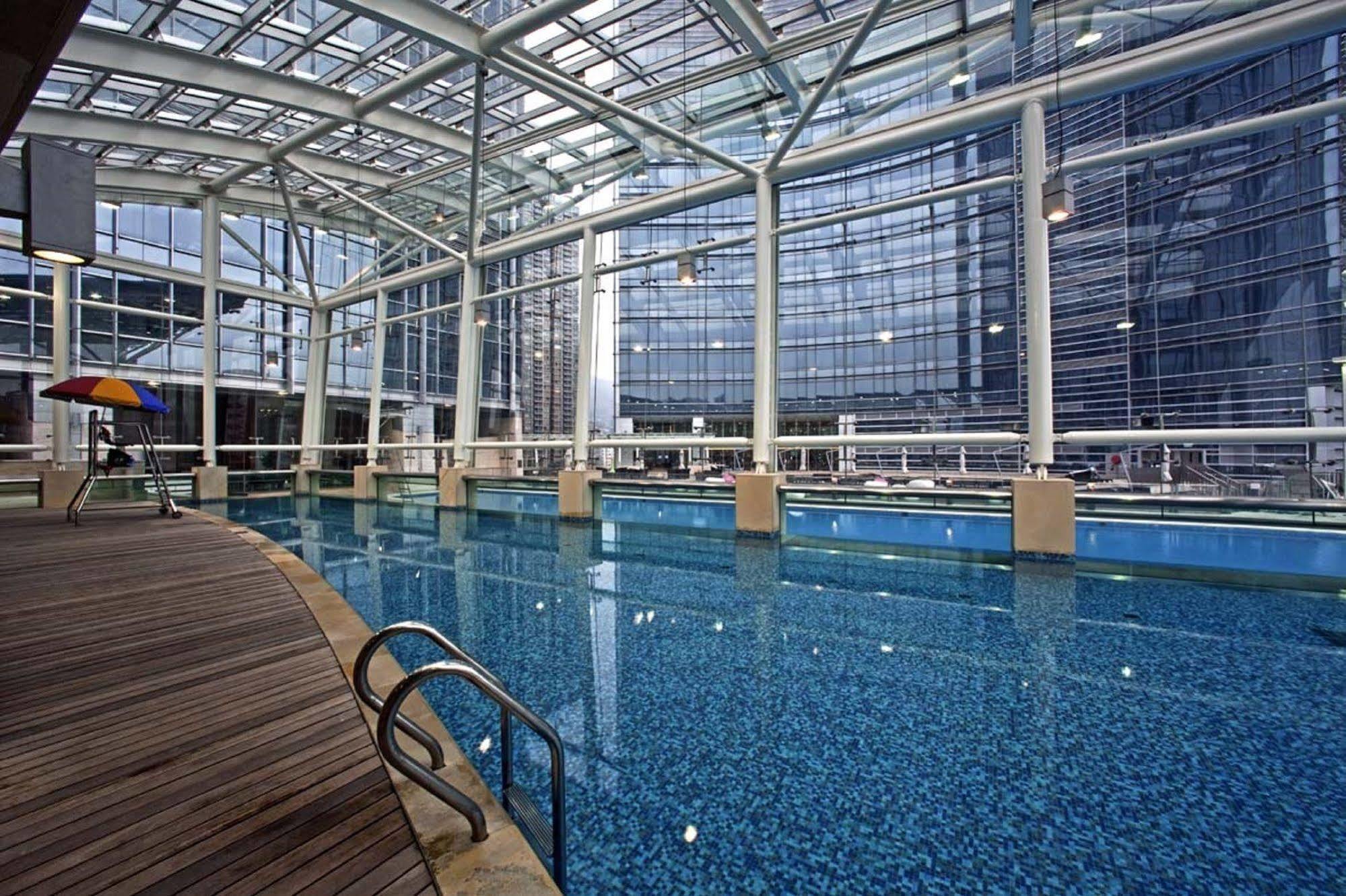 הונג קונג Nina Hotel Tsuen Wan West מראה חיצוני תמונה The swimming pool